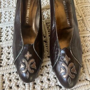 Vintage Holt Renfrew Maroon with Bronze Detail Leather Heels Size 8.5 US NWOB